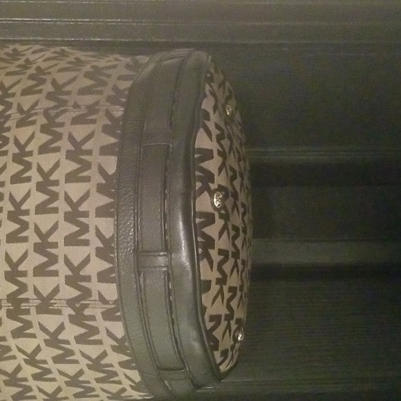 Women's Michael Kors Handbag; Black and Tan; Size 15 1/2x12 with 6" Handles - Picture 3 of 8